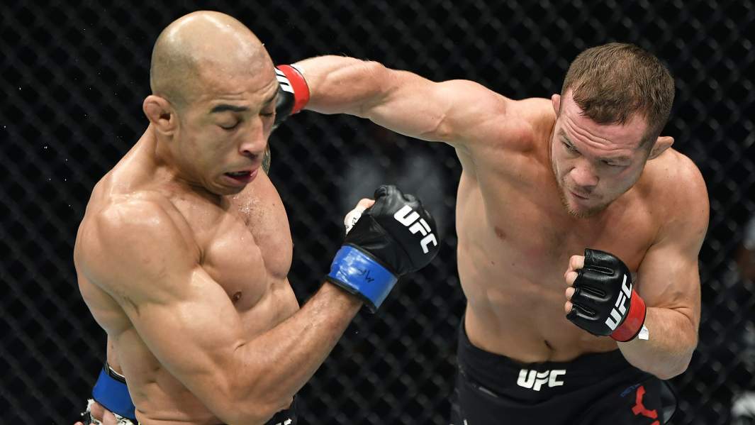 Петр Ян в бою против Жозе Альдо