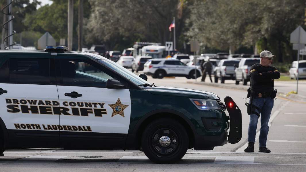 Сотрудники правоохранительных органов перекрыли район