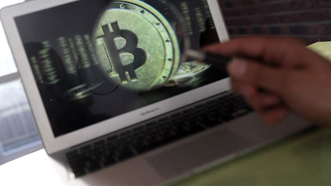 Изображение биткоина на экране ноутбука