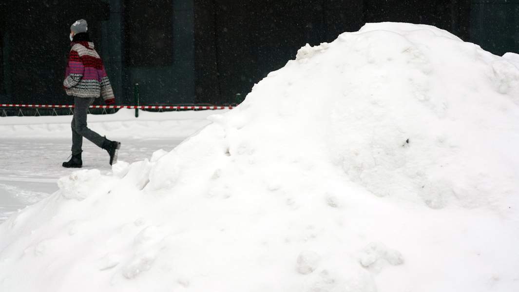 Снежная куча на улице Москвы