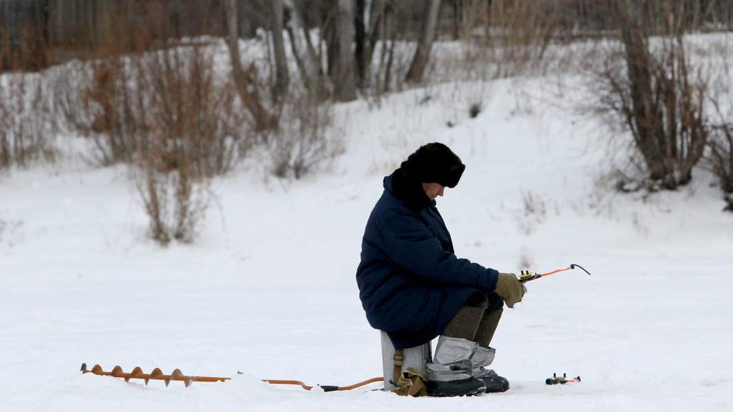 Мужчина ловит рыбу на реке Иртыш в Омске