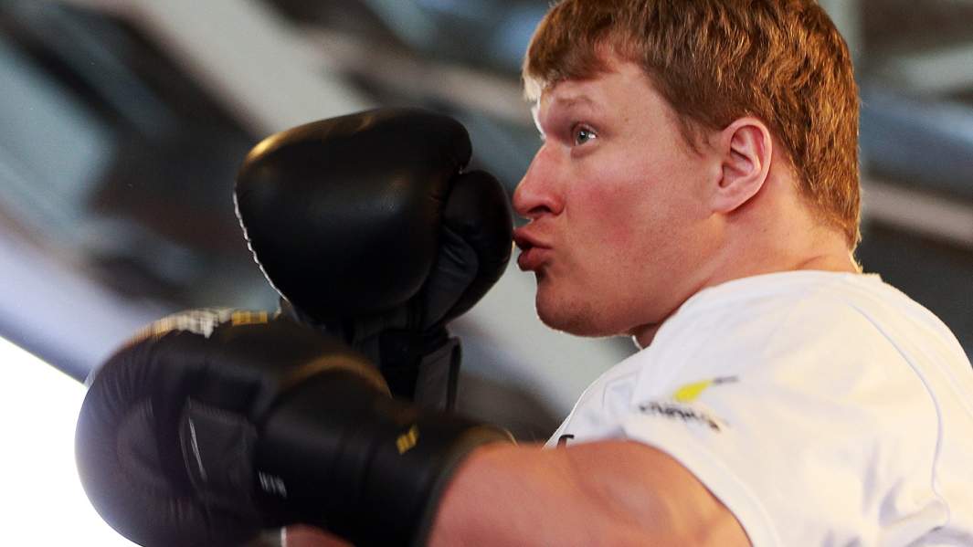 Российский боксер Александр Поветкин во время открытой тренировки