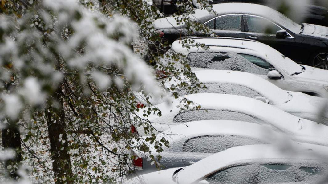 автомобили двор снег