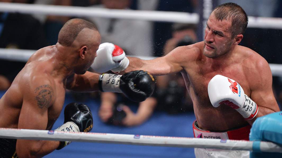 Сергей Ковалёв и Айзек Чилемба во время боя в 2016 году