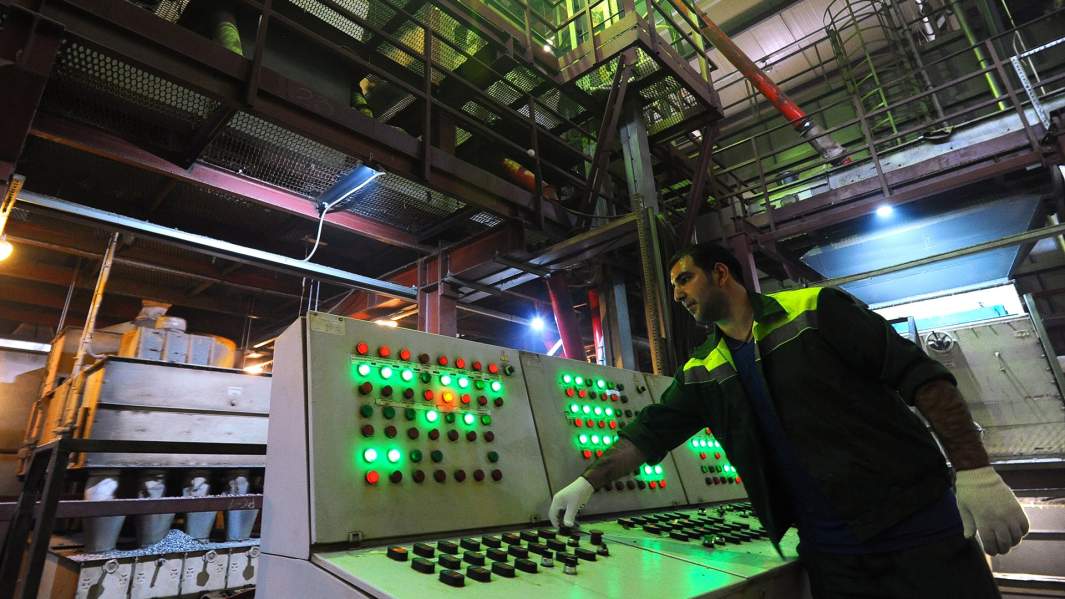 Рабочий в маслопрессовом цехе