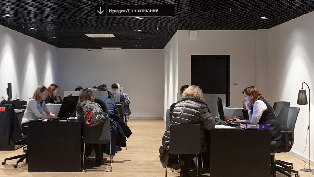 Посетители банка в отделе «Кредит/Страхование»