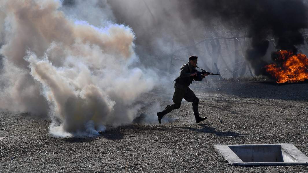 Показательные выступления морской пехоты во время прохождения полосы препятствий на береговом учебном полигоне во Владивостоке