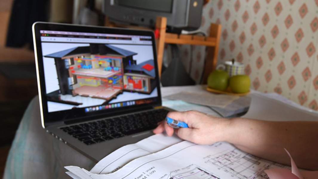 Женщина на удаленной работе у себя дома