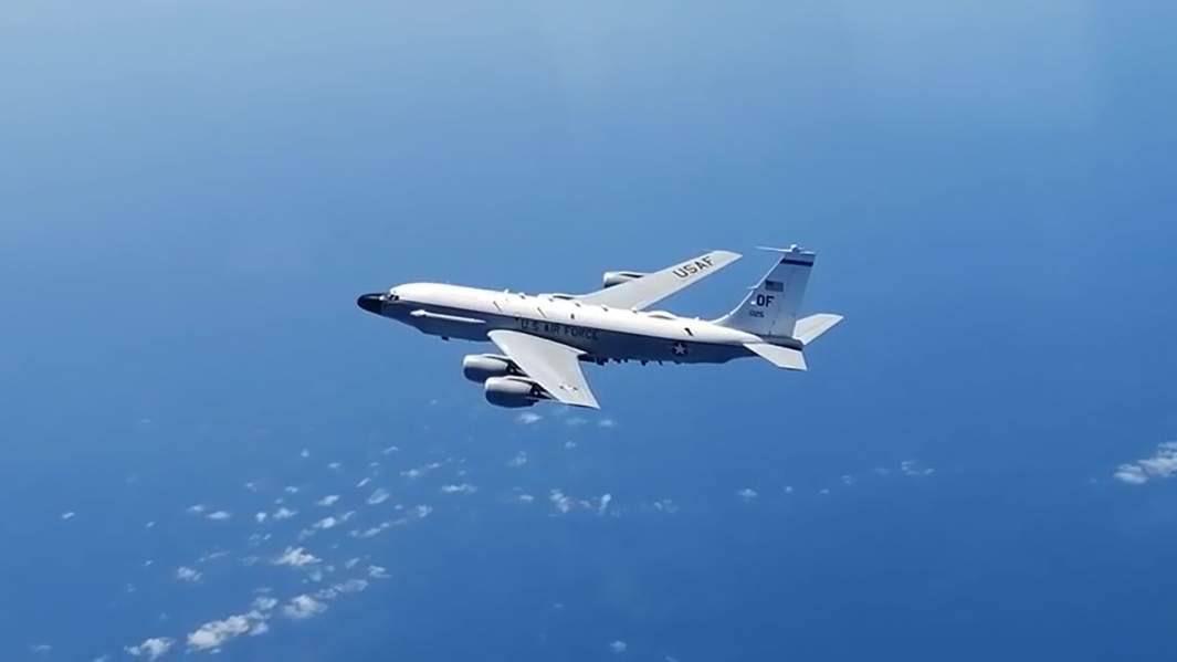 Военный самолет США над Черным морем, перехваченный российским истребителем Су-27