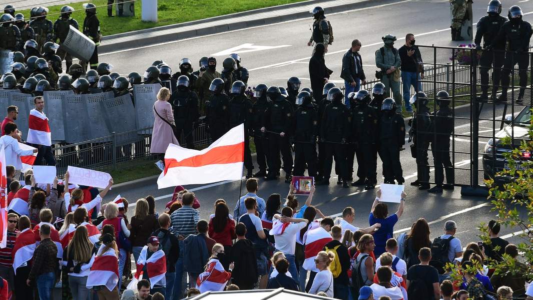 Сотрудники правоохранительных органов и участники несанкционированной акции оппозиции в Минске