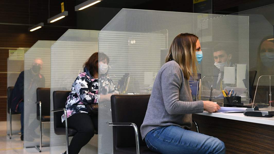 посетители в банке