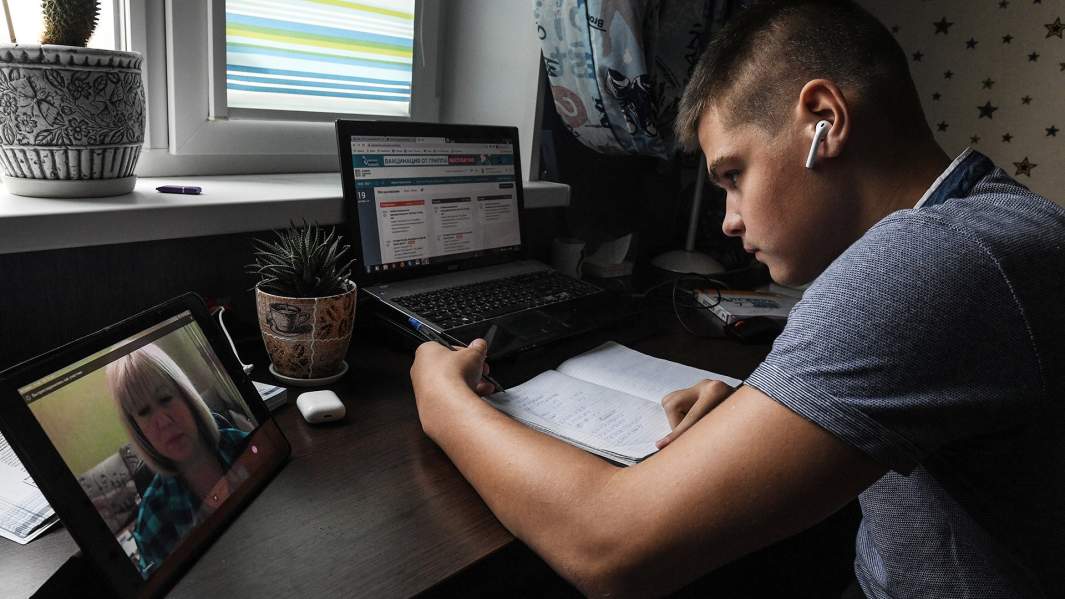 Ученик во время онлайн-занятия у себя дома