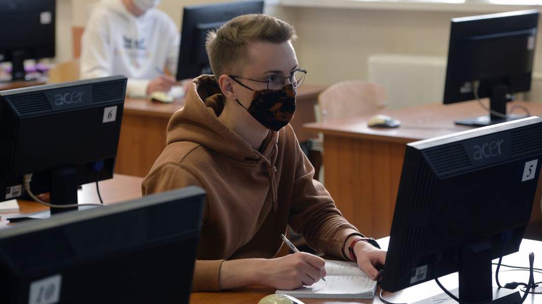 Студент Уральского федерального университета во время семинара