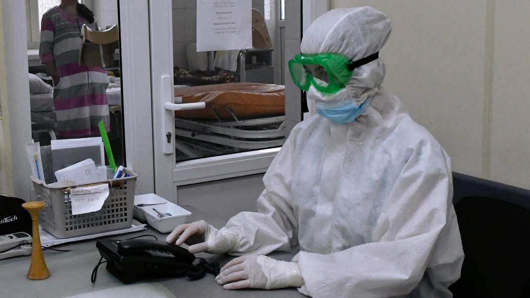 Медицинский работник в акушерском отделении для беременных с коронавирусом