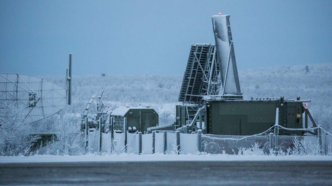 Радиолокационная станция (РЛС) на аэродроме Североморск-3 в Мурманской области