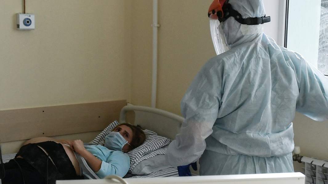 Беременная женщина в палате для больных коронавирусом
