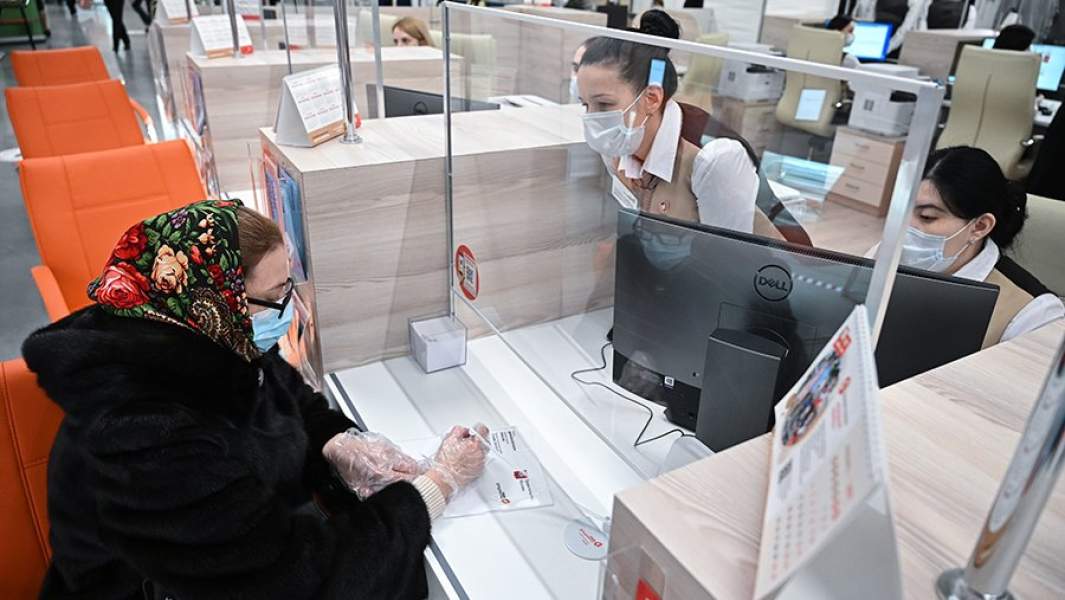 Посетительница во флагманском центре государственных услуг «Мои документы»