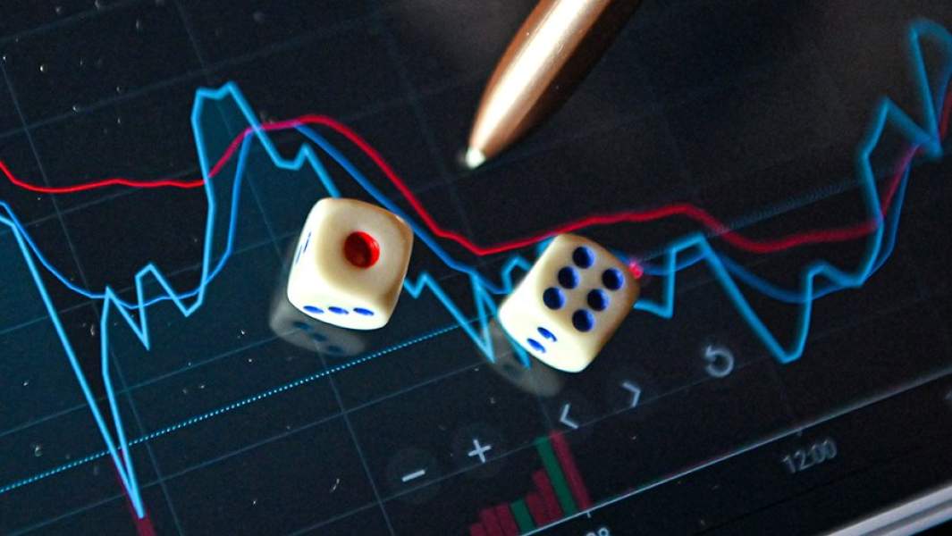 Линейный график на мониторе компьютера