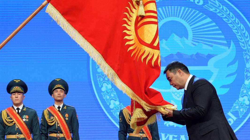 Президент Садыр Жапаров (справа) во время инаугурации в Киргизии
