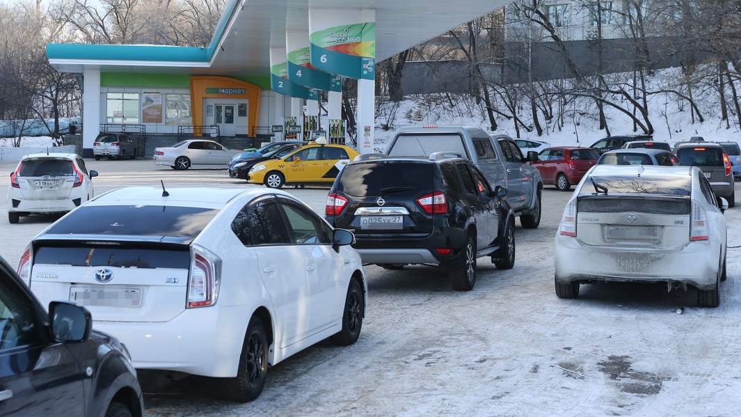 Из-за перебоев в поставках бензина в Хабаровске образовались километровые очереди на заправках
