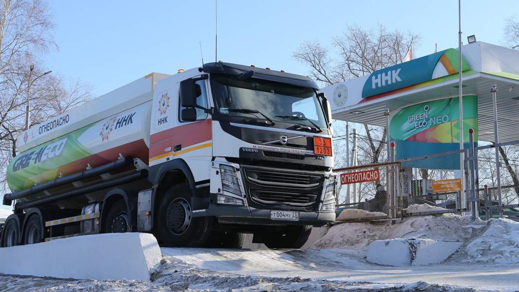 Бензовоз на АЗС сети «ННК» в Хабаровске