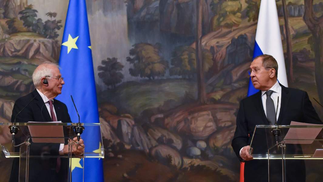 Министр иностранных дел РФ Сергей Лавров и верховный представитель Евросоюза по иностранным делам и политике безопасности Жозеп Боррель во время пресс-конференции по итогам встречи