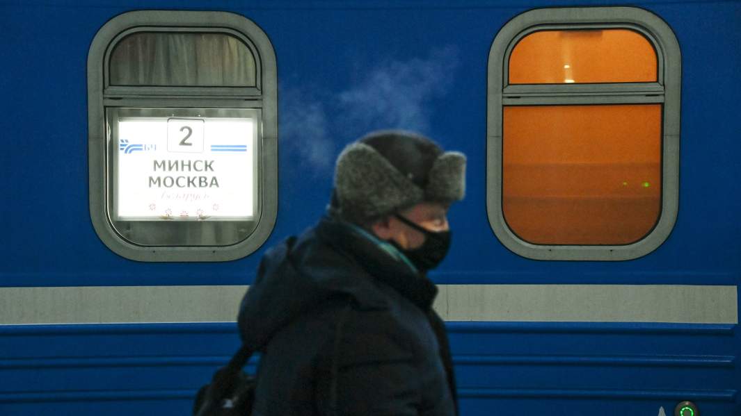 пассажир спешит на поезд «Минск-Москва»