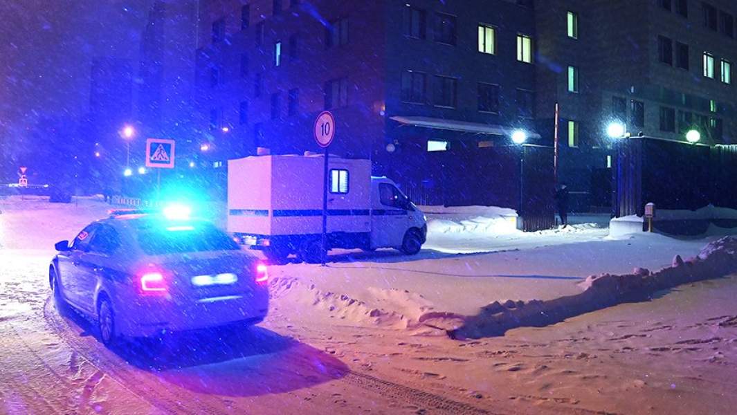 Прибытие автозака с обвиняемым к зданию Бабушкинского районного суда, где состоится заседание по делу Алексея Навального, обвиняемого в клевете в отношении ветерана Великой Отечественной войны Игната Артеменко