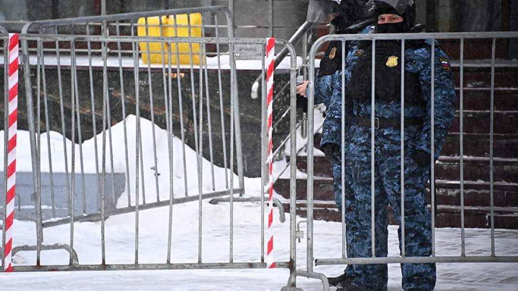 Сотрудники Федеральной службы служебных приставов у здания Бабушкинского районного суда