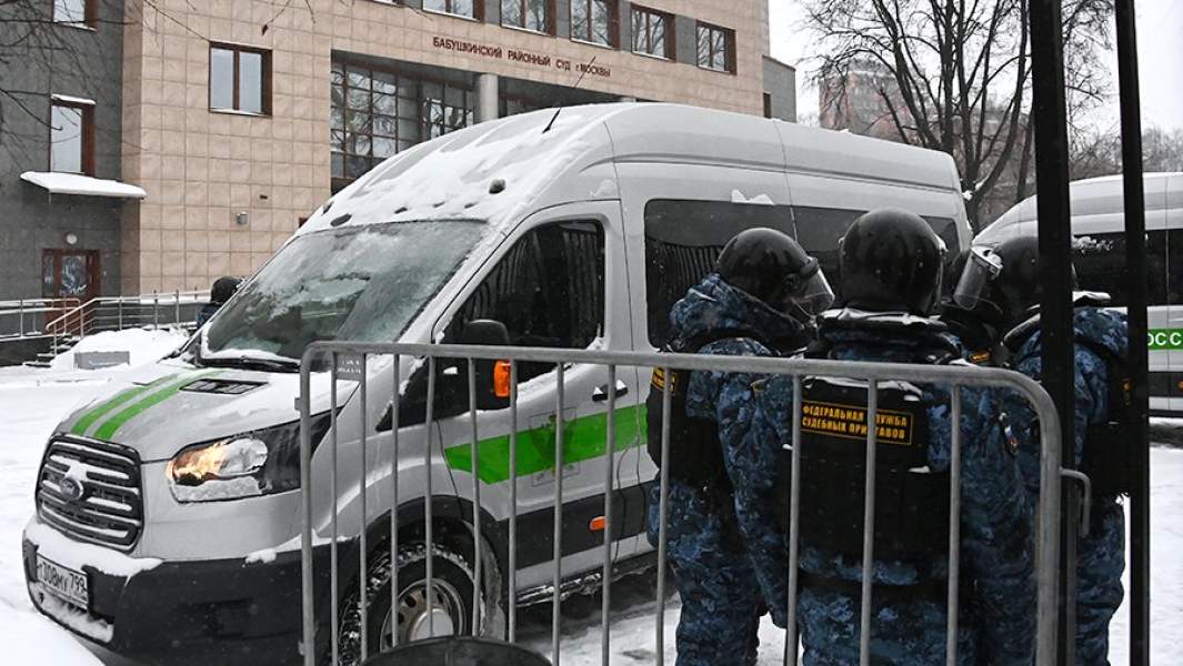 Сотрудники Федеральной службы служебных приставов у здания Бабушкинского районного суда, где состоится заседание по делу Алексея Навального, обвиняемого в клевете в отношении ветерана Великой Отечественной войны Игната Артеменко