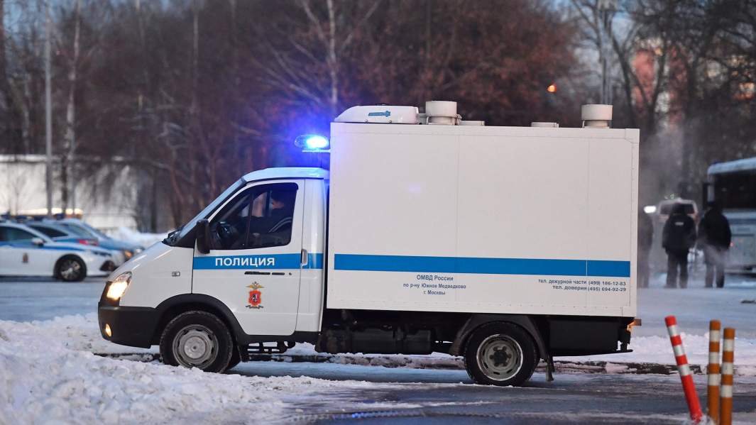 Прибытие автозака с обвиняемым к зданию Бабушкинского районного суда