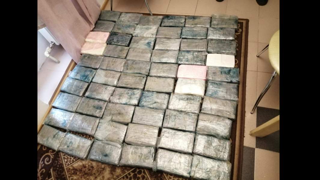 Наркотическое вещество кокаин, изъятое сотрудниками ФСБ РФ во время оперативных действий по пресечению международного канала поставки наркотических средств в Российскую Федерацию. В ходе мероприятий в Санкт-Петербурге задержаны три иностранных гражданина, у которых изъято более 60 кг наркотического вещества