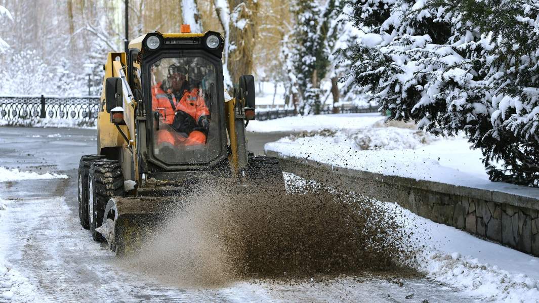 Уборка снега в Симферополе