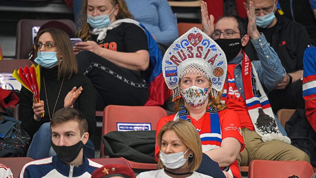 Болельщики сборной России во время матча группового этапа квалификации чемпионата Европы по баскетболу среди мужчин – 2022 между сборными командами Северной Македонии и России
