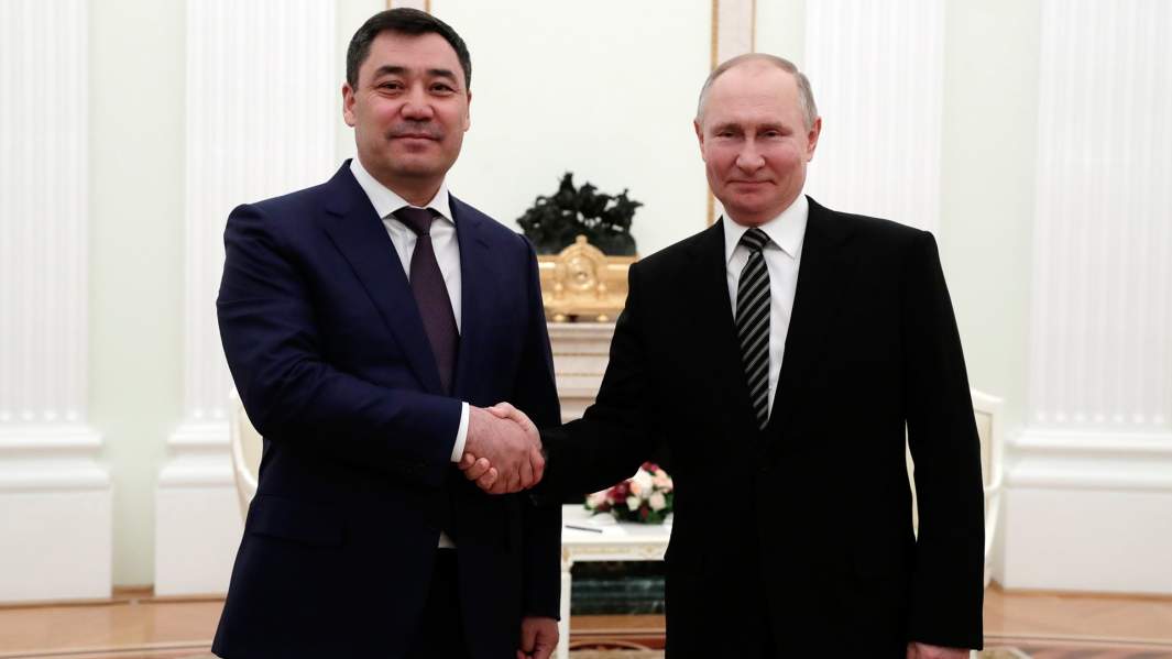 Президент РФ Владимир Путин и президент Киргизской Республики Садыр Жапаров (слева) во время встречи в Кремле