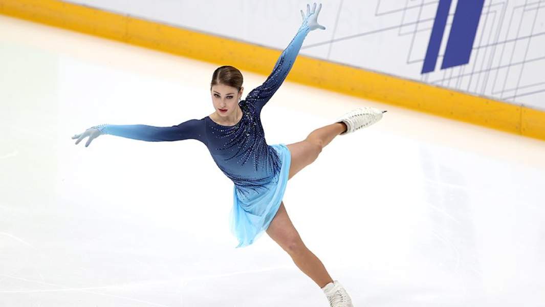 Алена Косторная выступает с короткой программой в женском одиночном катании в финале Кубка России по фигурному катанию в Москве
