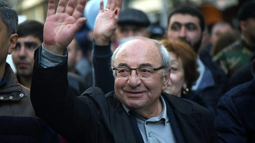 Лидер «Движения по спасению Родины» Вазген Манукян на митинге оппозиции в Ереване