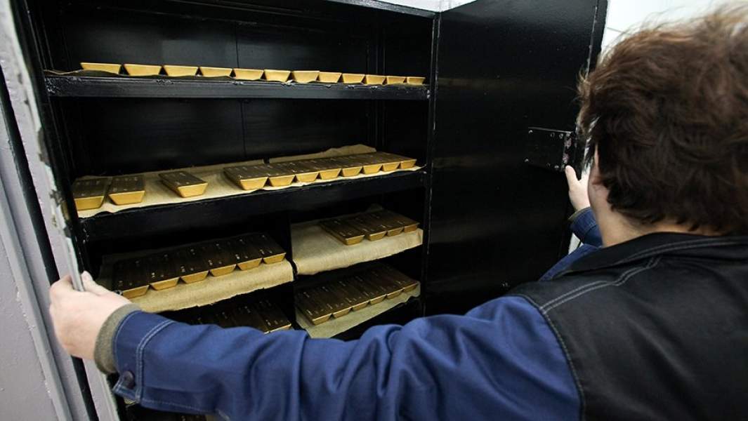 Слитки золота на складе готовой продукции