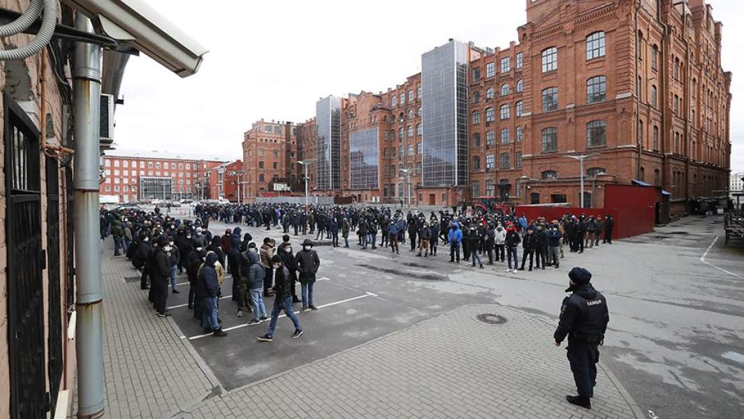 Мигранты у Единого миграционного центра в Санкт-Петербурге во время пандемии коронавируса COVID-19