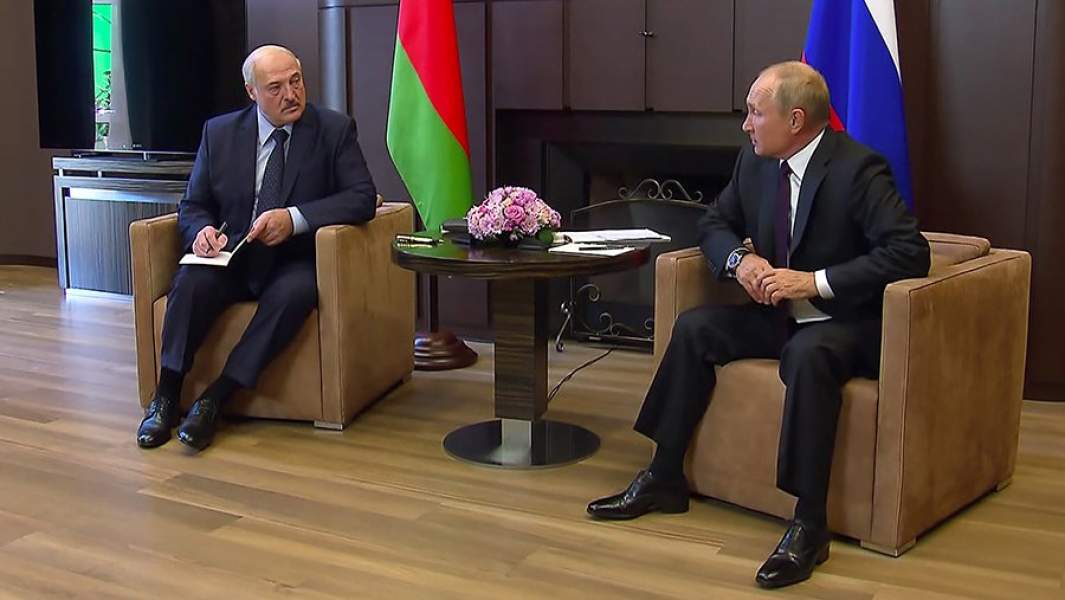 Президент Белоруссии Александр Лукашенко и президент России Владимир Путин (слева направо) во время встречи
