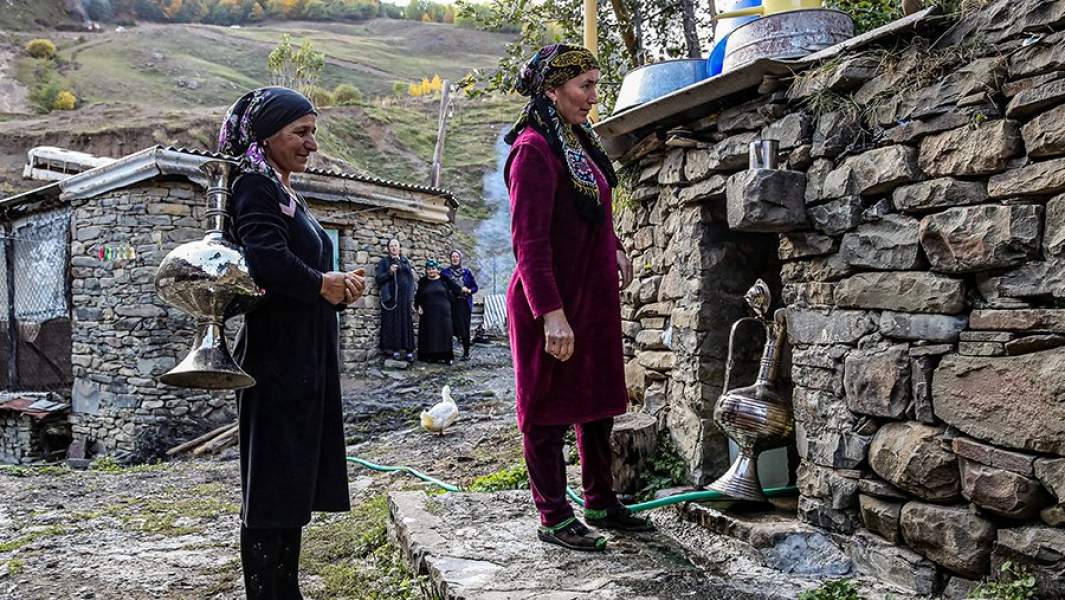 Местные жительницы у источника в селе Нижнее Гаквари Цумадинского района