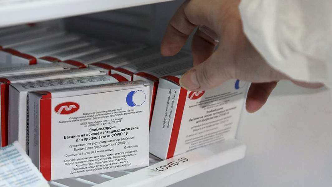 Полка с вакциной «ЭпиВакКорона»