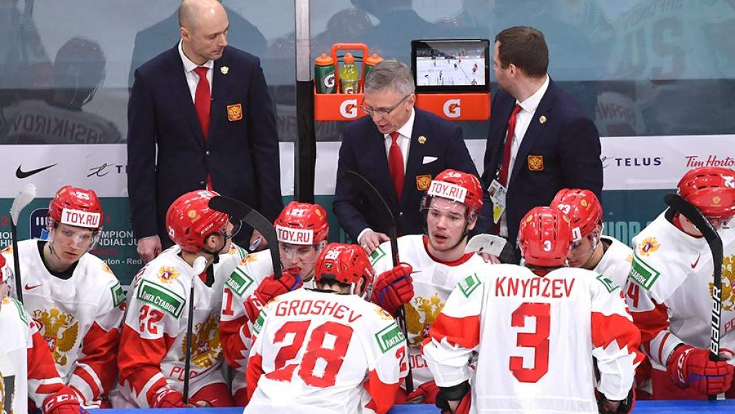 Игроки молодежной сборной России по хоккею и их тренер Игорь Ларионов (в центре)