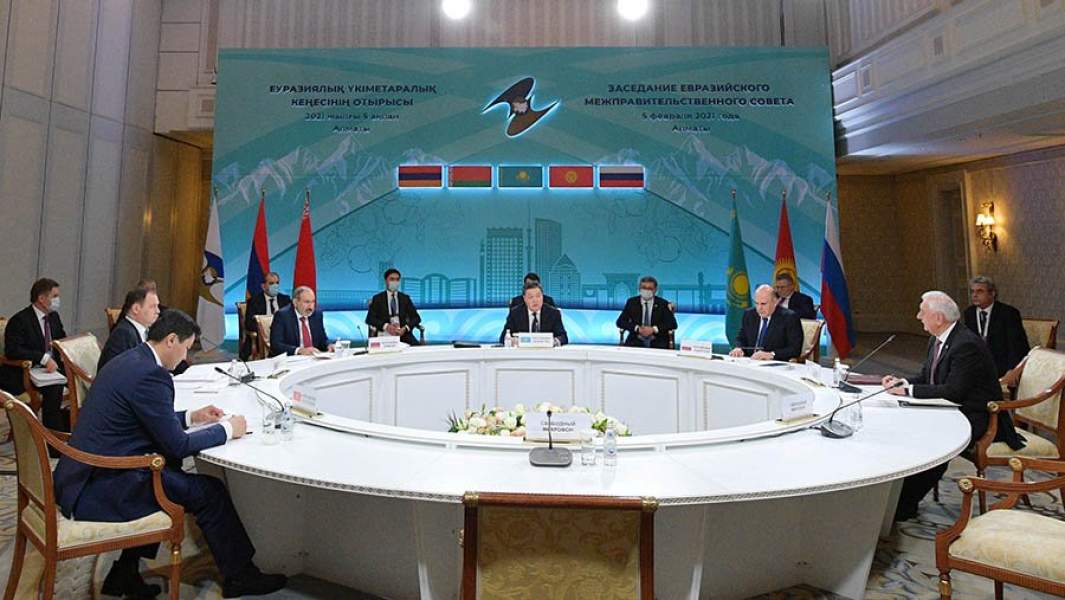 Премьер-министр РФ РФ Михаил Мишустин (второй справа), председатель коллегии Евразийской экономической комиссии Михаил Мясникович (справа), премьер-министр Киргизии Улугбек Марипов, премьер-министр Белоруссии Роман Головченко, премьер-министр Армении Никол Пашинян и премьер-министр Казахстана Аскар Мамин (слева направо) на заседании Евразийского межправительственного совета стран ЕАЭС в узком составе