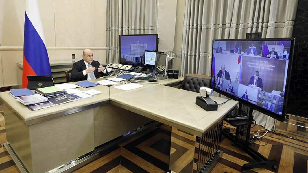 Премьер-министр РФ Михаил Мишустин во время заседания правительства РФ в режиме видеоконференции в Доме правительства РФ