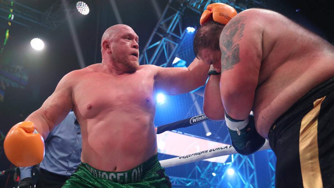 Максим Новоселов во время боя с Денисом Вильдановым в рамках турнира «Бойцовского клуба РЕН ТВ»