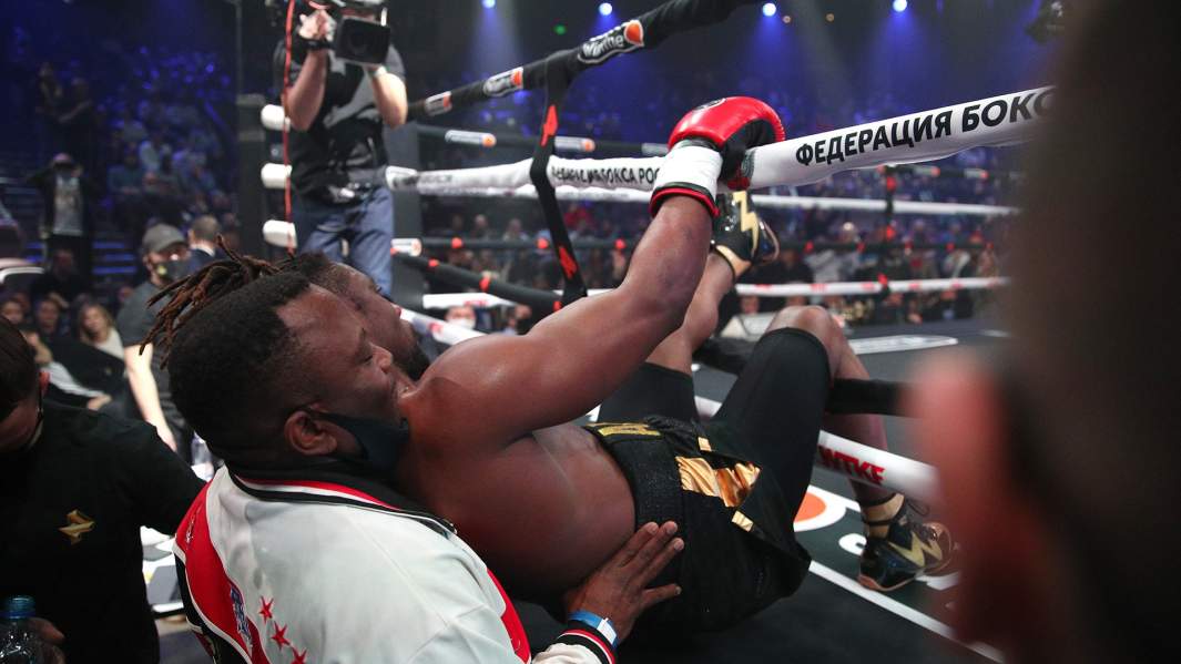 Тайсон Дижон (Камерун) за канатами после боя с Вячеславом Дациком в рамках турнира «Бойцовского клуба РЕН ТВ»