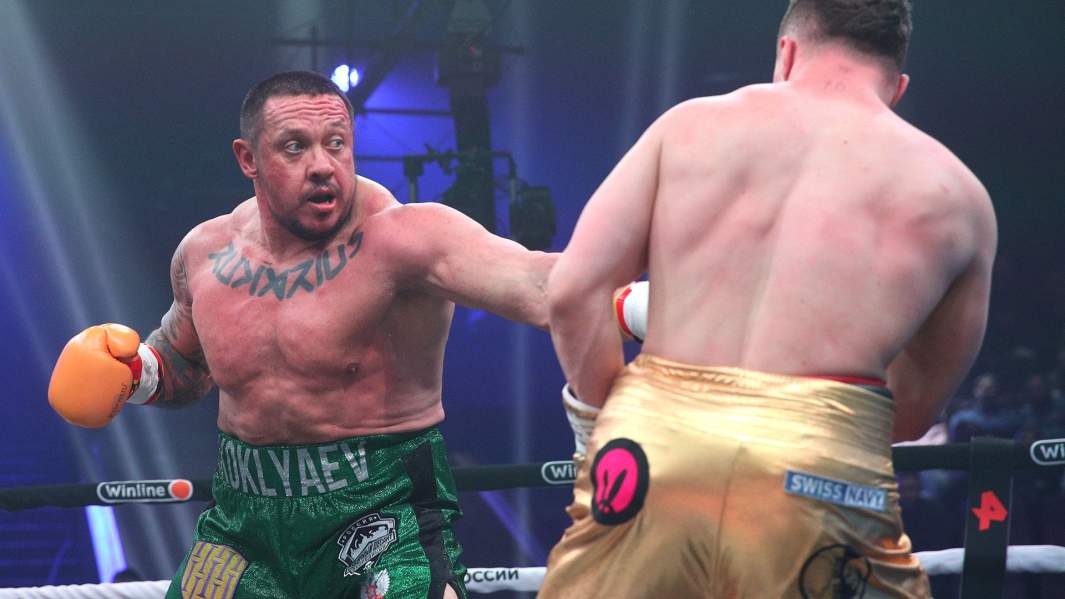 Михаил Кокляев во время боя с Артемом Тарасовым в рамках турнира «Бойцовского клуба РЕН ТВ»