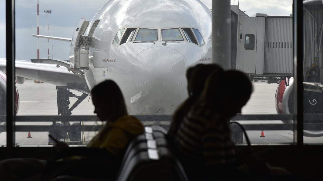 люди ждут посадку в самолет