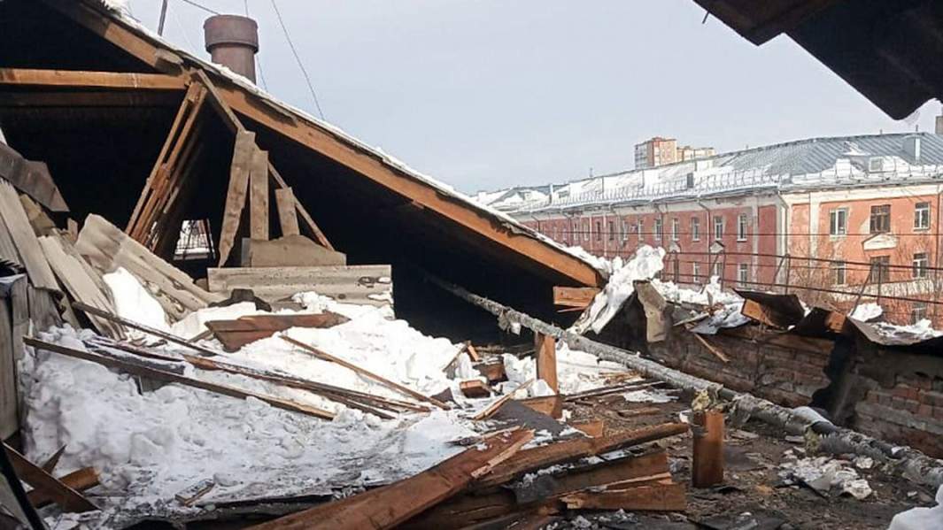 провалилась крыша беседки под тяжестью снега. дом в строительных лесах. крыша провалилась под тяжестью снега. проломилась крыша от снега. провалилась крыша от снега.